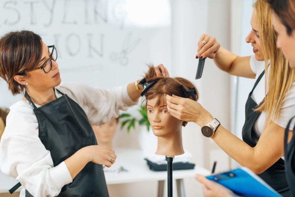 tête de mannequin en école de coiffure